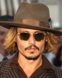 Avec des lunettes et une moustache