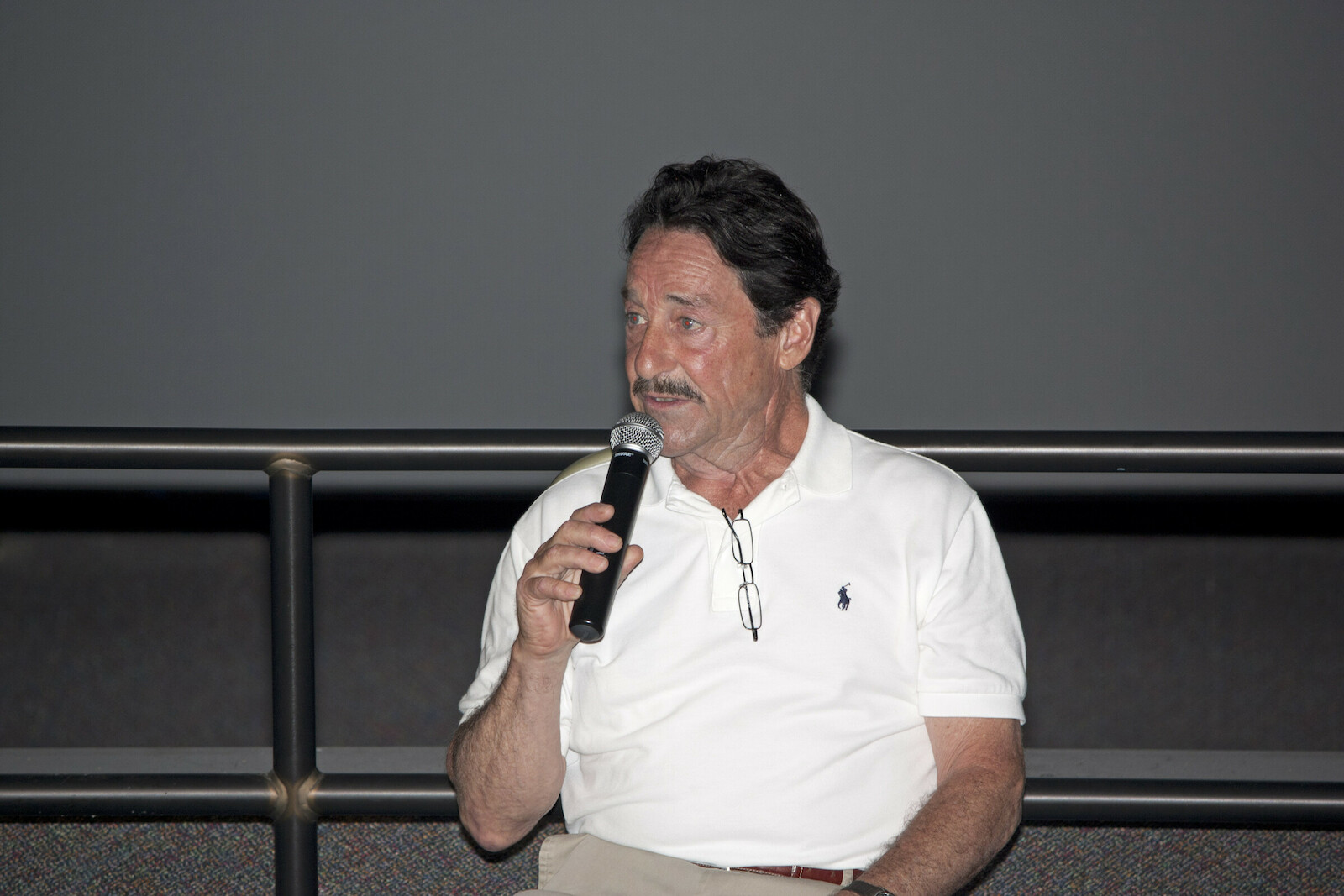 Peter Cullen au micro lors d’une rencontre publique en 2011