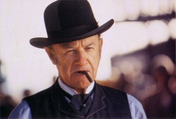 Gene Hackman tire sur son cigare comme sur les ressources des habitants