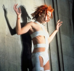 Haut les mains, peau de lapin, Milla Jovovich en maillot de bain