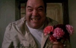 Soudain, un inconnu vous offre des fleurs. Hélas.