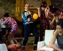 OSS 117 tire un coup