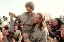 Jake Lloyd et Liam Neeson dans Star Wars I&nbsp;: La menace fantôme