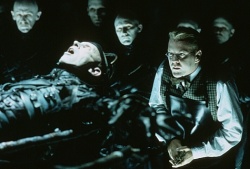 Kiefer Sutherland dans Dark City