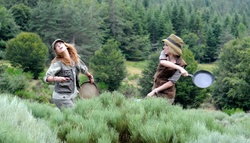 Deux filles à poêle