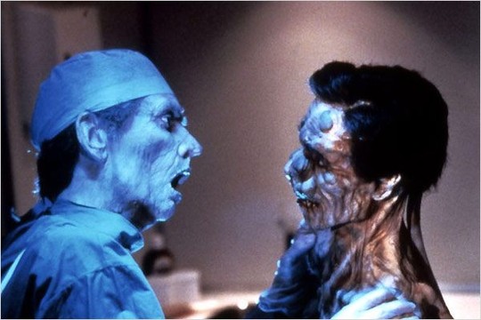 Lifeforce, le film de zombie-vampire SF. Avec des nichons.