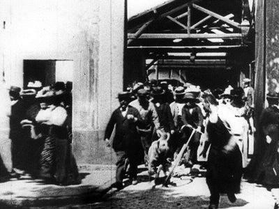 La sortie de l'usine Lumière à Lyon