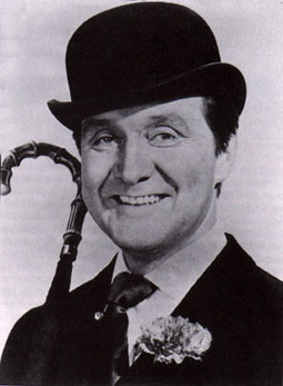 Patrick Macnee dans Chapeau melon et bottes de cuir - Saison 4