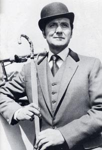 Patrick Macnee dans Chapeau melon et bottes de cuir - Saison 3